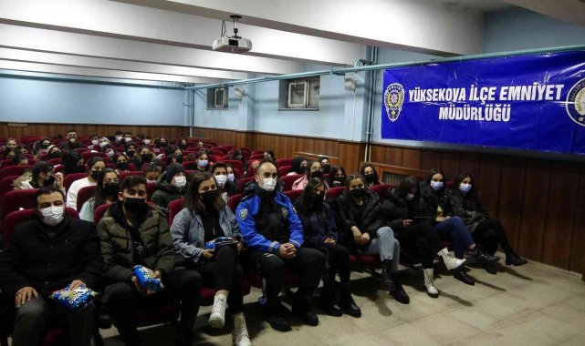 Yüksekova polisi öğrencileri sinemayla buluşturdu