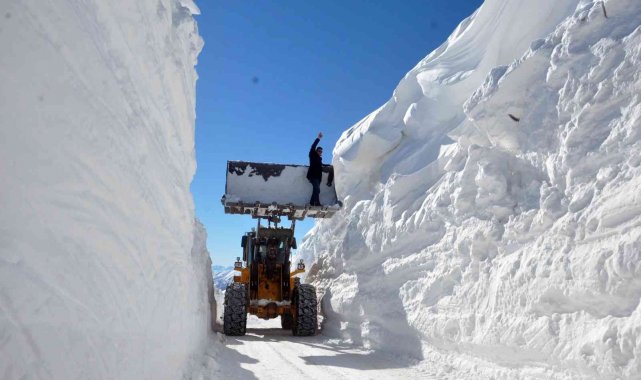 Yüksekova&#039;da 9 metrelik kar tünelleri şaşırtıyor