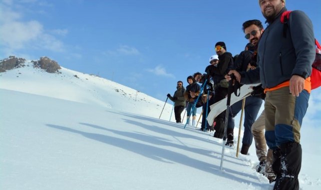 Yüksekova'nın karlı dağlarında 10 kilometrelik yürüyüş gerçekleştirdiler