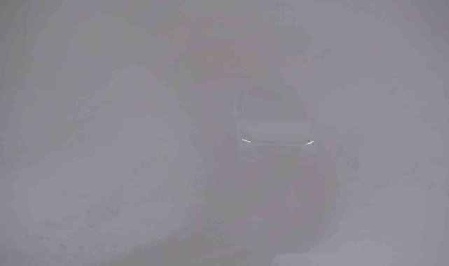 Yüksekova'ya sis çöktü: Göz gözü görmüyor