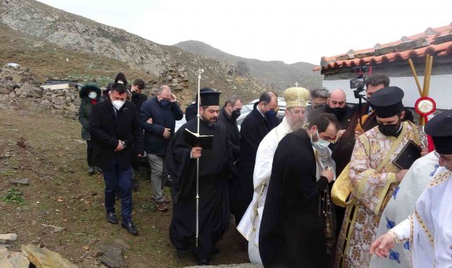 Yunanistan Dışişleri Bakan Yardımcısı Katsaniotis Gökçeada'da Aziz Trifonos Kilisesi'nde düzenlenen ayine katıldı