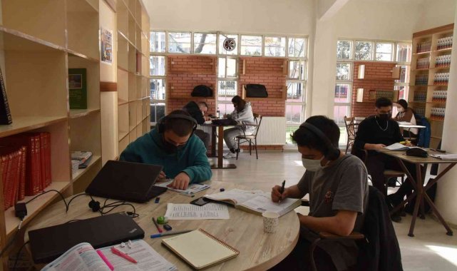 Yunusemre&#039;deki mekanlar kitapseverlerden büyük ilgi görüyor