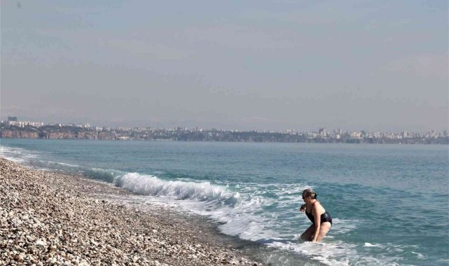 Yurt genelinde soğuk hava etkili olurken, Antalya'da deniz keyfi