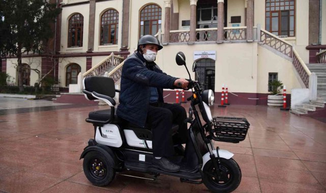 Yürüme güçlüğü çeken vatandaşın akülü araç sevinci