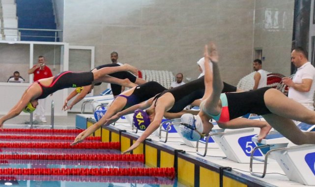 Yüzme yarışları büyük heyecana sahne oldu