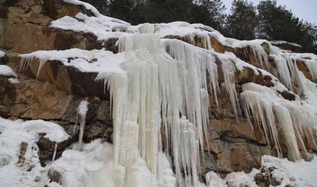 Zigana Dağı&#039;nda devasa buz sarkıtları ilgi çekiyor