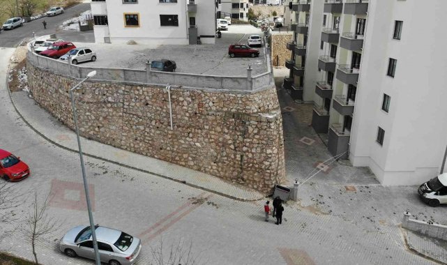 12 katlı binanın istinat duvarında oluşan çatlaklar endişelendirdi