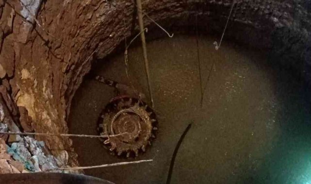 12 metre derinliğinde kuyuya traktörü ile düştü, yüzerek çıktı