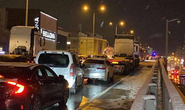 13 aracın karıştığı trafik kazasında yollar 1 saatin sonunda açıldı