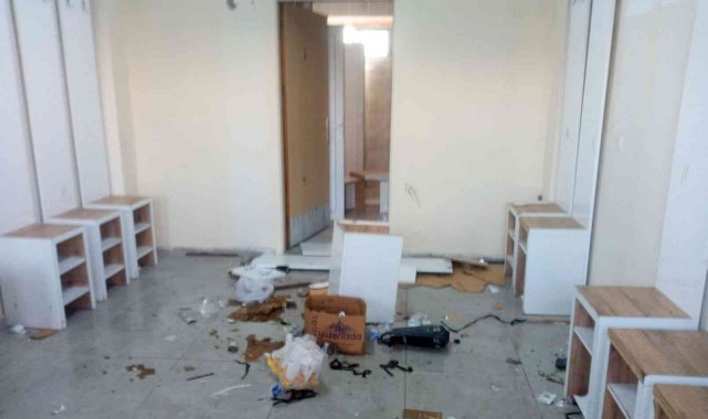 18 kırmızı kartın çıktığı maçta, soyunma odası tanınmaz hale geldi