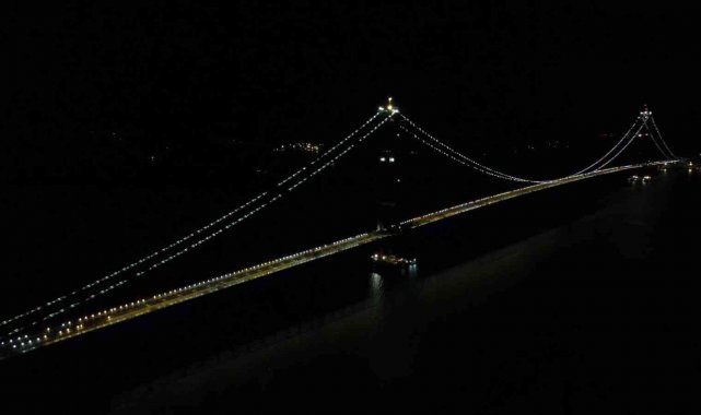 1915 Çanakkale Köprüsü ışıl ışıl görüntüsüyle boğaza renk kattı