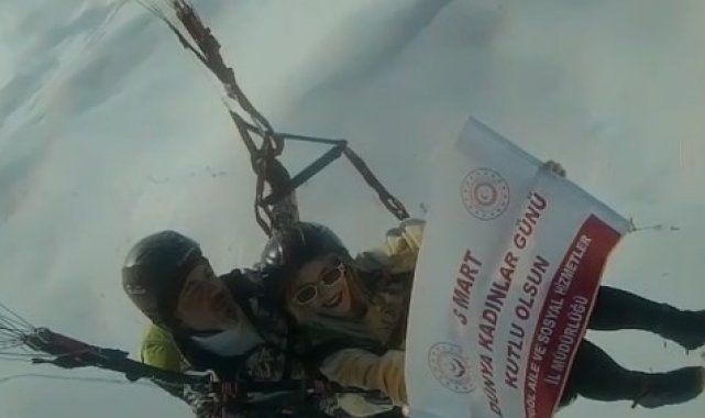 2 bin 300 metre yükseklikte Kadınlar Gününü kutladılar