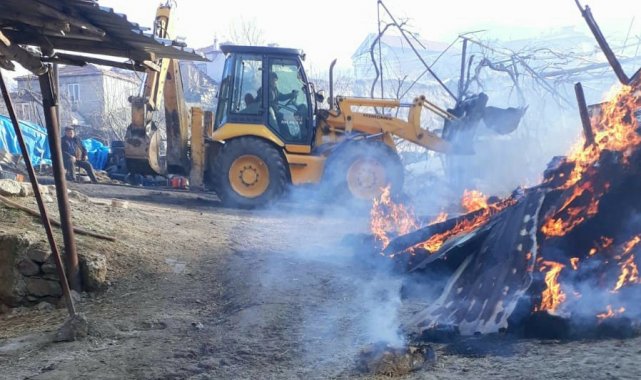 2 samanlık alev alev yandı