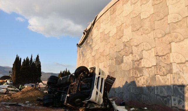 20 metre yükseklikten düşen kamyonun sürücüsü hayatını kaybetti