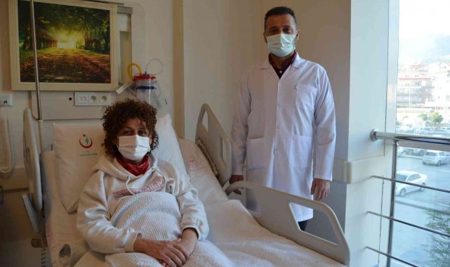 20 yıldır idrar yapmakta zorlanan kadına ağız mukozasından idrar yolu yapıldı