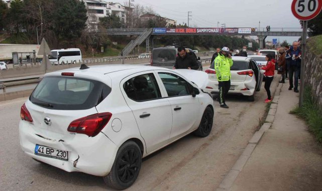 3 otomobil birbirine girdi: 2 yaralı