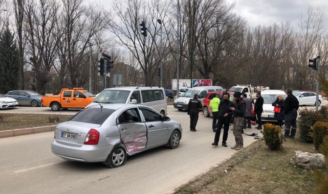 3 otomobil kavşakta çarpıştı: 1 yaralı