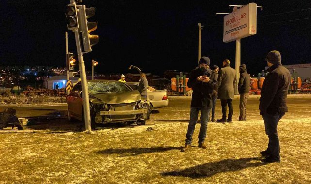 3 otomobilin karıştığı zincirleme kazada 7 kişi yaralandı