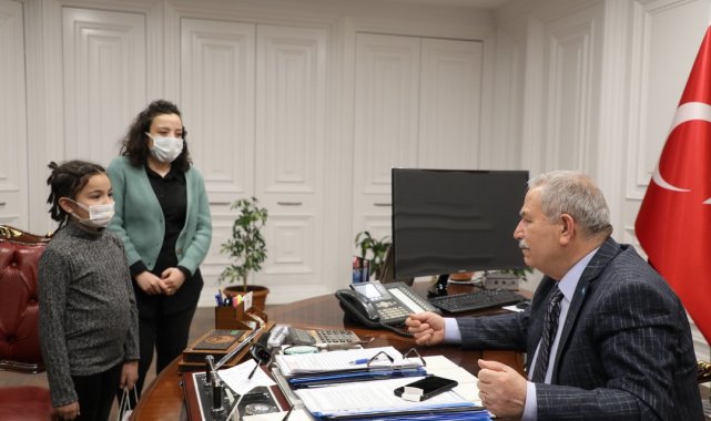 3. sınıf öğrencisi İdil, ödevini belediye başkanıyla yaptı