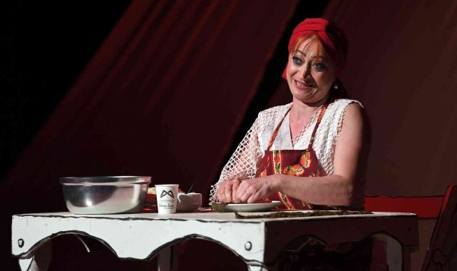 &#039;Sardunla kokan Kadınlar&#039; oyunu Mersinlilerle buluştu