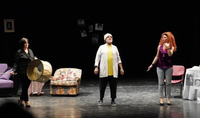 'Sevgili Yönetmenim' adlı oyun ayakta alkışlandı