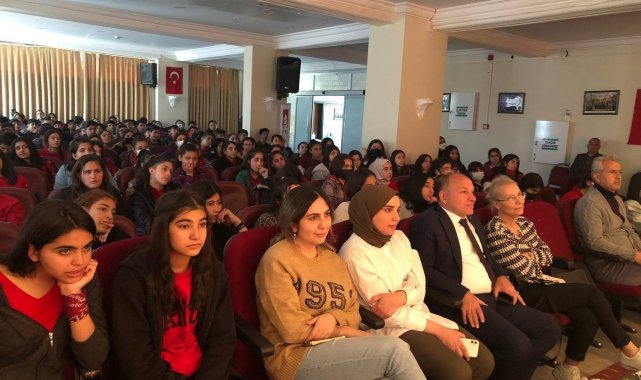 'Uçurum' adlı tiyatro oyunu, öğrencilerin beğenisini kazandı