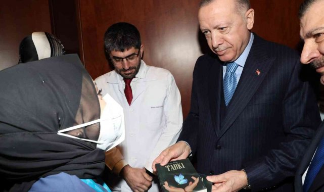 'Yılın hemşiresi' Büşra Torun, ödülünü Cumhurbaşkanı Erdoğan'dan aldı