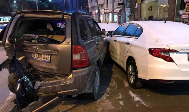 4 aracın karıştığı trafik kazasında 1 kişi yaralandı