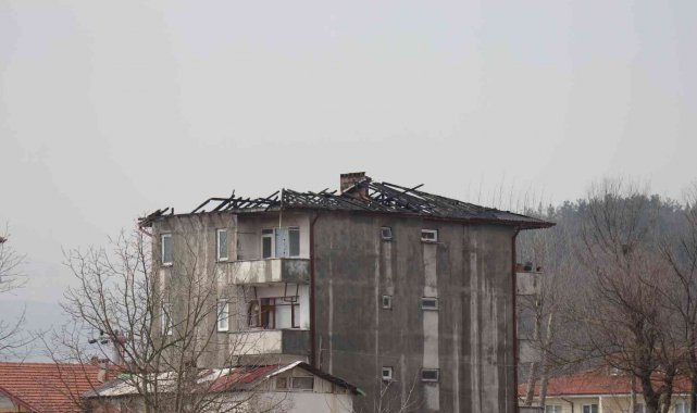 4 katlı binanın çatısı alev alev yandı