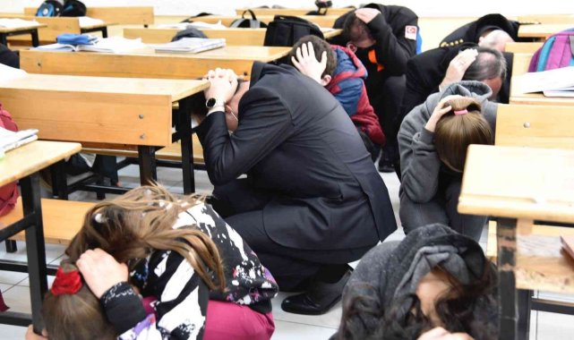 40 bin öğrenci ve öğretmen alarmın çalmasıyla sıranın altında girdi