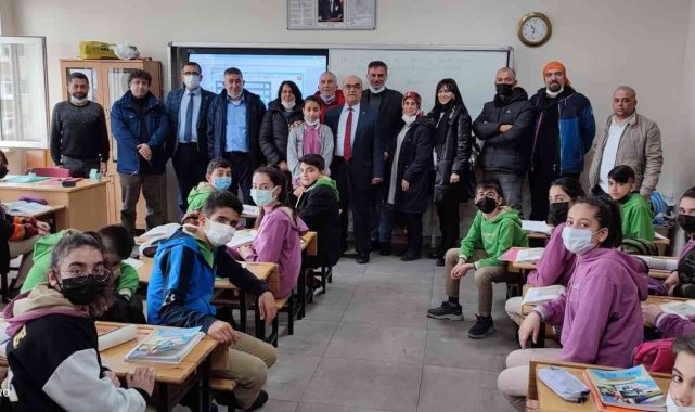 40 yıllık öğretmene ilk öğrencilerinden sürpriz ziyaret