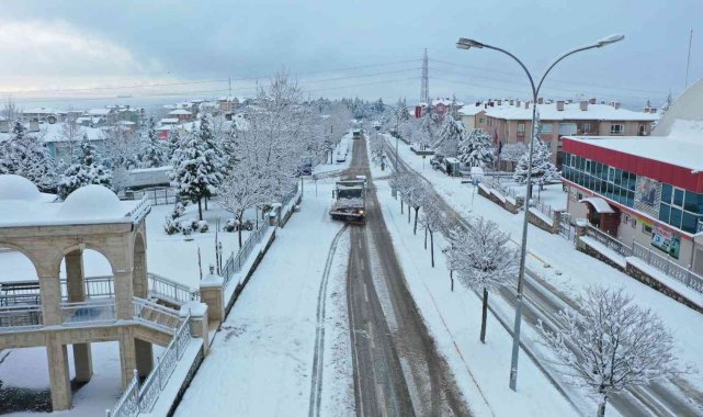 45 araç ve 150 personelle gece gündüz yolları açık tutuyor