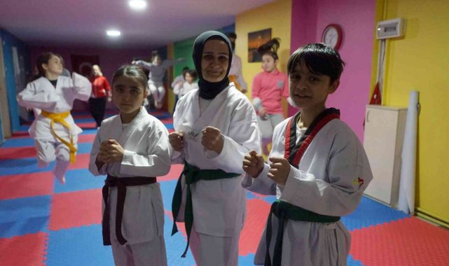 48 yaşında tekvandoya başladı, 2 çocuğuyla antrenman yapıyor