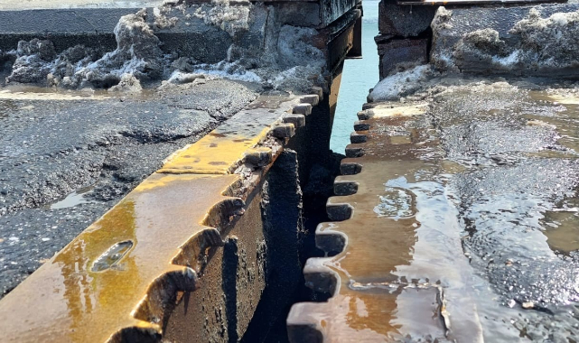 Unkapanı Köprüsü, bağlantı noktasındaki ayrıldı. Köprü Trafiğe Kapatıldı