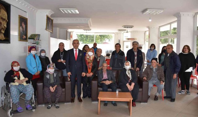 73 yaşındaki demir adam, huzurevi sakinlerine moral verdi