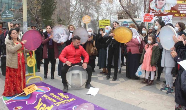 8 Mart Dünya Kadınlar Günü açıklaması sonrası halaylar çekildi