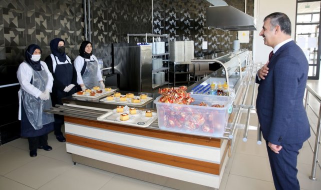 8 Mart&#039;ta Rektör Çiftçi&#039;den kadınlara tatlı ikramı