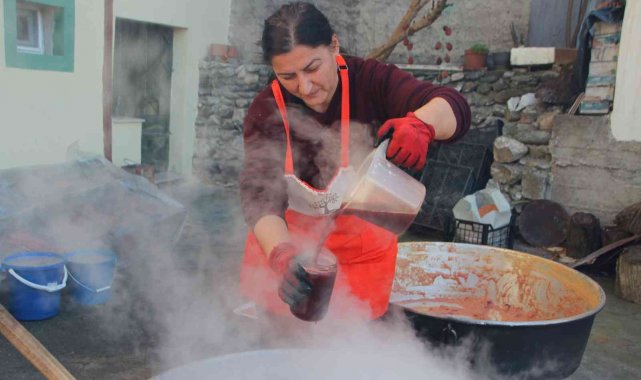 90 yıldır aynı yöntemle hurma pekmezi yapıyorlar