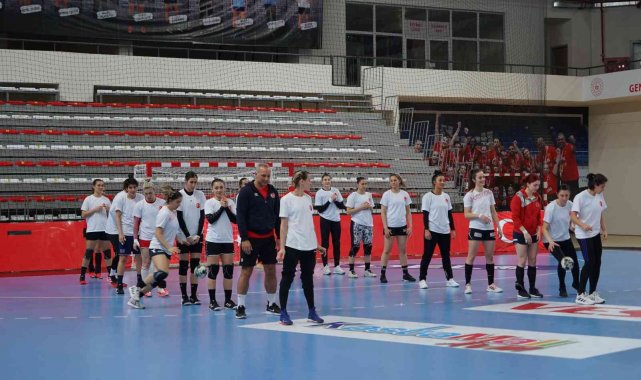 A Milli Kadın Hentbol Takımı, İzlanda maçı hazırlıklarını tamamladı