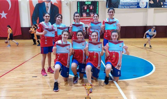 Adana Genç İşadamları Derneği Ortaokulu şampiyon