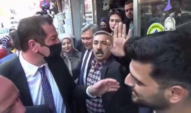 Adana'da Ahmet Davutoğlu'na tepki: "Sen devlet hainisin"