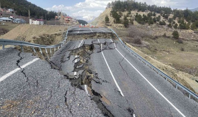 Adana'da asfalt yol çöktü