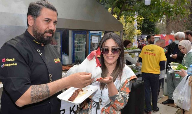 Adana&#039;nın horozu da kebap yiyor