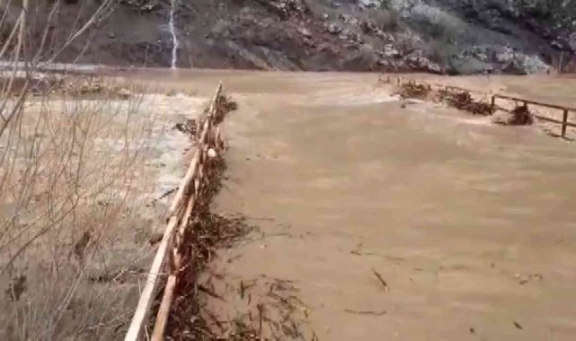 Adıyaman&#039;da dere taştı, köprü suda kayboldu