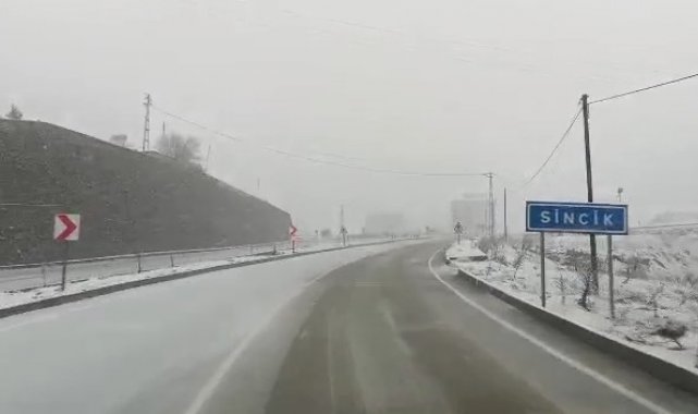 Adıyaman&#039;ın Sincik ilçesinde kar yağışı