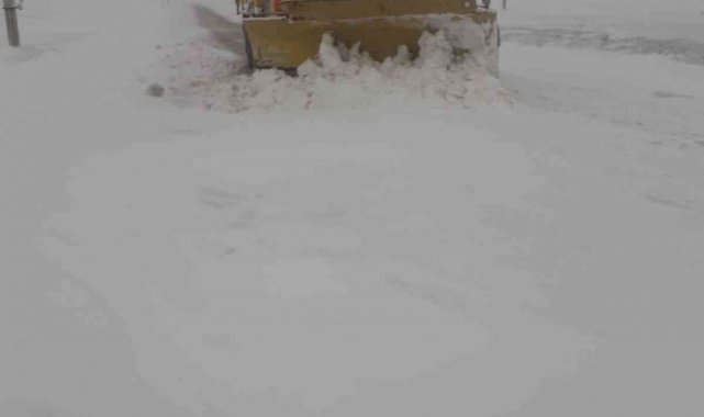 Afyonkarahisar'da birçok köy yolu kar yağışı nedeniyle ulaşma kapandı