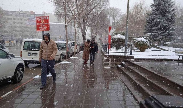 Afyonkarahisar'da yoğun kar yağışı etkili oldu