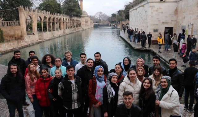 Afyonkarahisar'dan Şanlıurfa'ya gelen gençler şehri geziyor