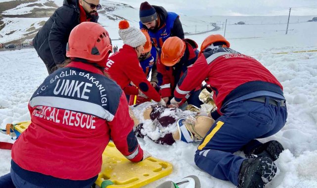 Ağrı'da çığ tatbikatı gerçeği aratmadı
