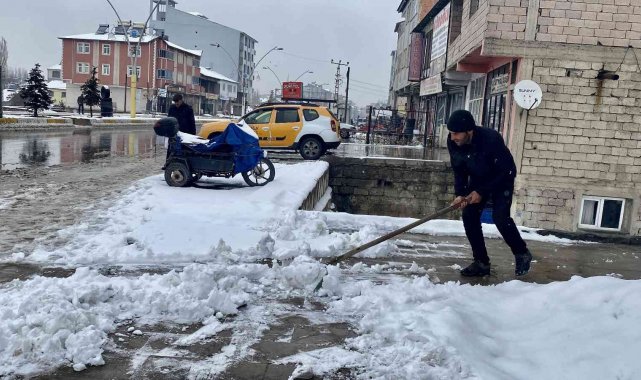 Ağrı'da Mart ayında kar esareti